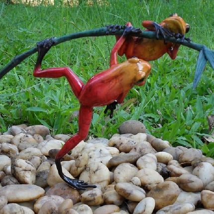 Bronzen beeld 2 Gekleurde kikkers aan twijg / rood 21x9x34cm