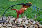 Bronzen beeld 2 Gekleurde kikkers aan twijg / rood 21x9x34cm