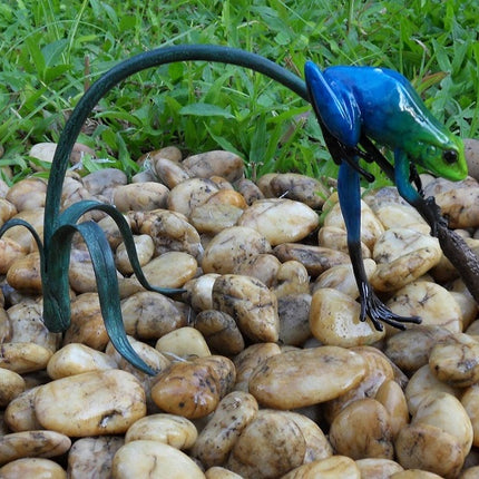 Bronzen beeld Gekleurde kikker aan twijg / blauw 13x13x26cm