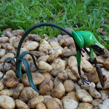 Bronzen beeld Gekleurde kikker aan twijg / groen 13x13x26cm