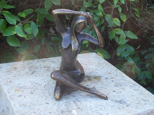 Bronzen beeld Zittende vrouw   24x17x18cm