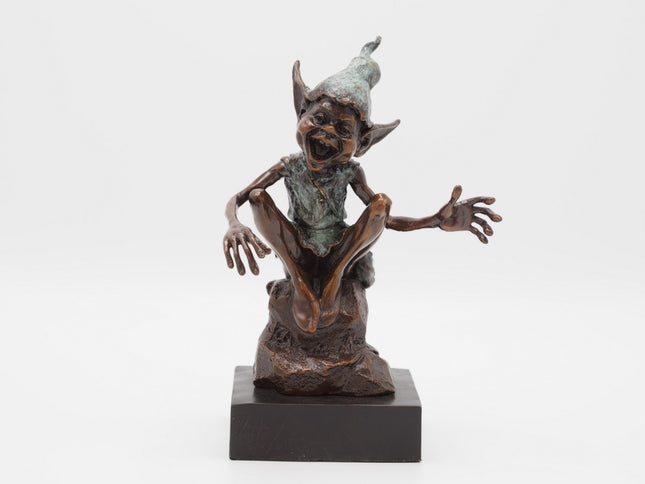 Bronzen beeld Pixie zittend op steen 22x9x14cm