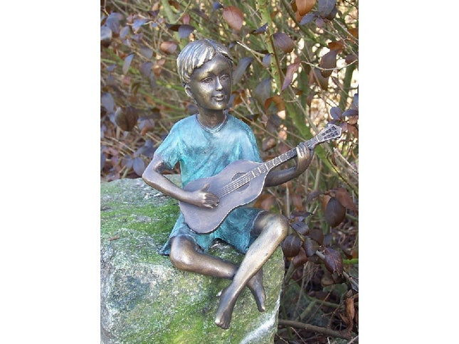 Bronzen beeld Jongen met gitaar 19x14x11cm