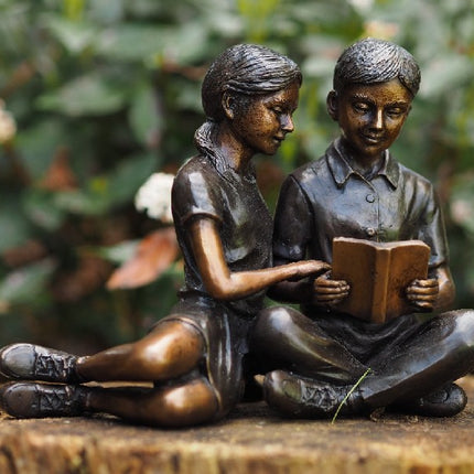 Bronzen beeld Lezend kinderpaar 14x8x8cm