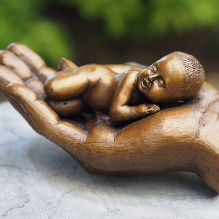 Bronzen beeld Hand met baby 9x18x11cm