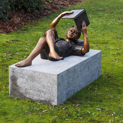 Bronzen beeld Liggende jongen 45x40x95cm 20kg