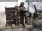 Bronzen beeld 2 tekenende zusjes op bankje 97x52x100cm