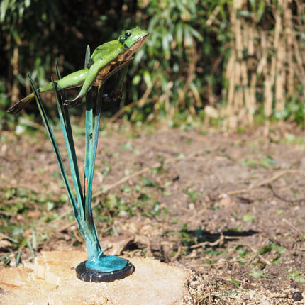 Bronzen beeld Springende kikker (naar boven) 82x26x53cm