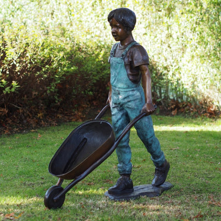 Bronzen beeld Boy with wheelbarrow 119x43x116cm 37kg