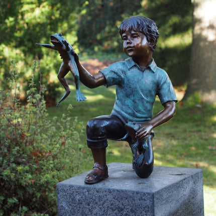 Bronzen beeld Jongen met kikker 60x25x50cm 11kg