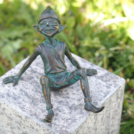 Bronzen beeld Zittende pixie 11x15x13cm