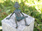Bronzen beeld Zittende pixie 11x15x13cm