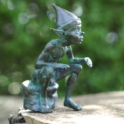Bronzen beeld Pixie zittend op steen 17x8x9cm