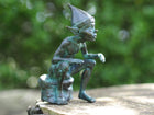 Bronzen beeld Pixie zittend op steen 17x8x9cm