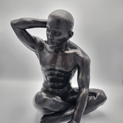 Bronzen beeld Zittende man arm omhoog 35x25x35cm