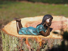 Bronzen beeld Meisje met hand aan kin 7x5x15cm