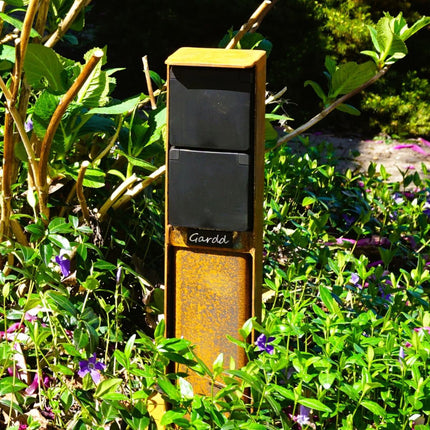 GARDD Stopcontact paaltje cortenstaal met grondanker 8x5x35cm (DxBxH)