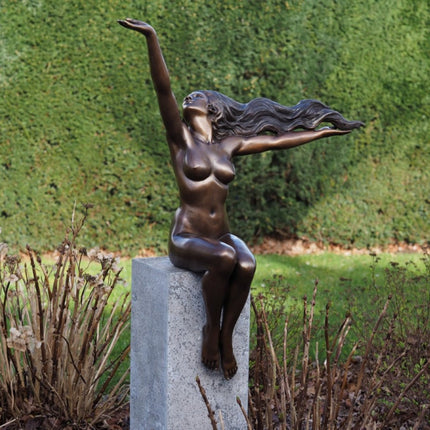 Bronzen beeld Vrouw met vogel 104x80x100cm 10kg
