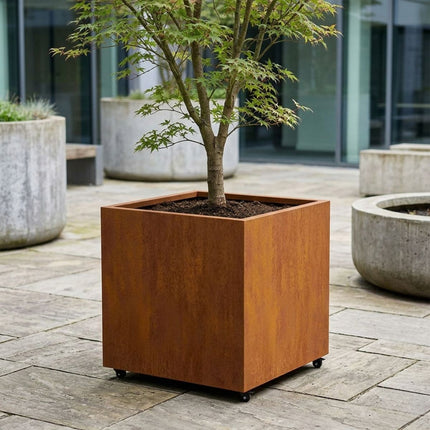 Vierkante cortenstalen plantenbak met wielen 100x100x100 cm