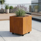 Vierkante cortenstalen plantenbak met wielen 50x50x50 cm