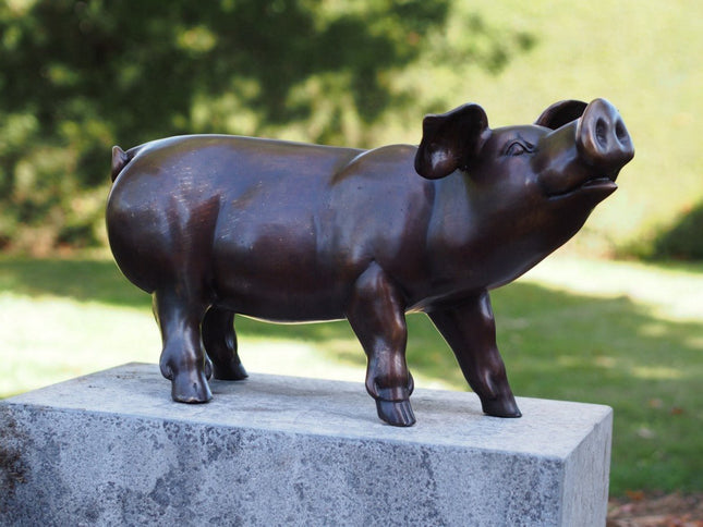 Bronzen beeld Biggetje 35x30x67cm 7kg - Doika - Bronzen beeld - Doika - 5410807108338 - PB61083-3