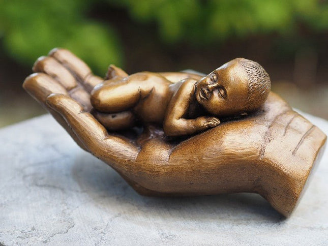 Bronzen beeld Hand met baby 9x18x11cm - Doika - Bronzen beeld - Doika - 5410807022702 - AN2270BR-B