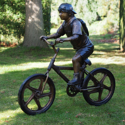 Bronzen beeld Jongen op fiets 125x49x135cm 60kg - Doika - Bronzen beeld - Doika - 5410807610121 - PB61012