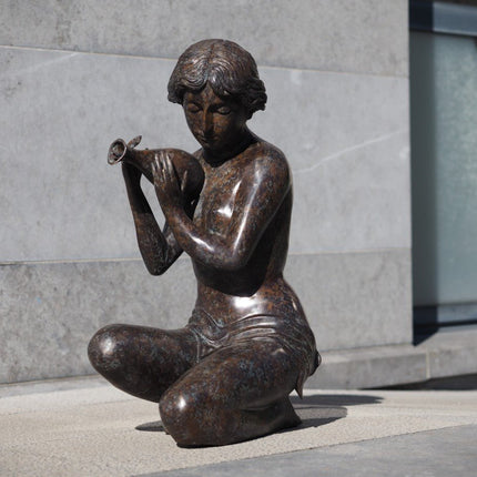 Bronzen beeld Knielende vrouw met kruik (fontein) 72x30x45cm - Doika - Bronzen beeld - Doika - 5410807540114 - B54011