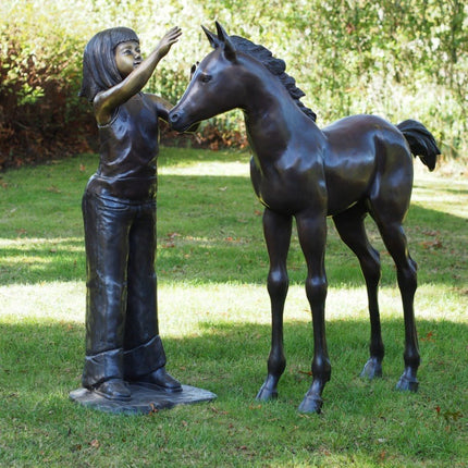 Bronzen beeld Meisje met veulen 113x60x120cm 45kg - Doika - Bronzen beeld - Doika - 5410807610459 - PB61045