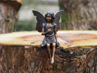 Bronzen beeld Zittende fee met bloem 20x11x13cm - Doika - Bronzen beeld - Doika - 5410807012536 - AN1253BR-B
