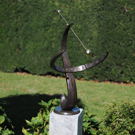 Bronzen Moderne zonnewijzer 'wave' klein 90x32x66cm - Doika - Zonnewijzer - Doika - 5410807903872 - GA0387BR-BI-S