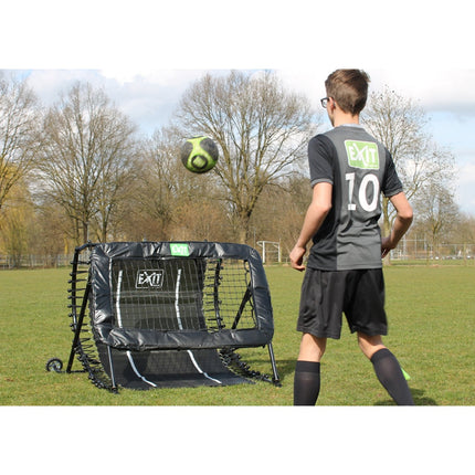 EXIT Kickback voetbal rebounder 124x90cm - Doika BV - Rebounders - EXIT Toys - 8718469466948 - 43.23.10.00